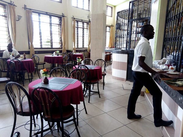 Petit déjeuner et déjeuner servis sur place, spécialités Cuisine locale