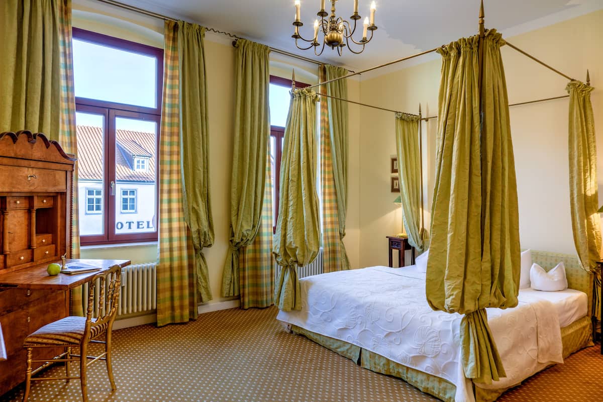 Tweepersoonskamer, bijgebouw | Luxe beddengoed, een minibar, een kluis op de kamer, een bureau