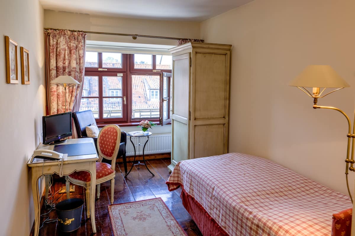 Eenpersoonskamer | Luxe beddengoed, een minibar, een kluis op de kamer, een bureau