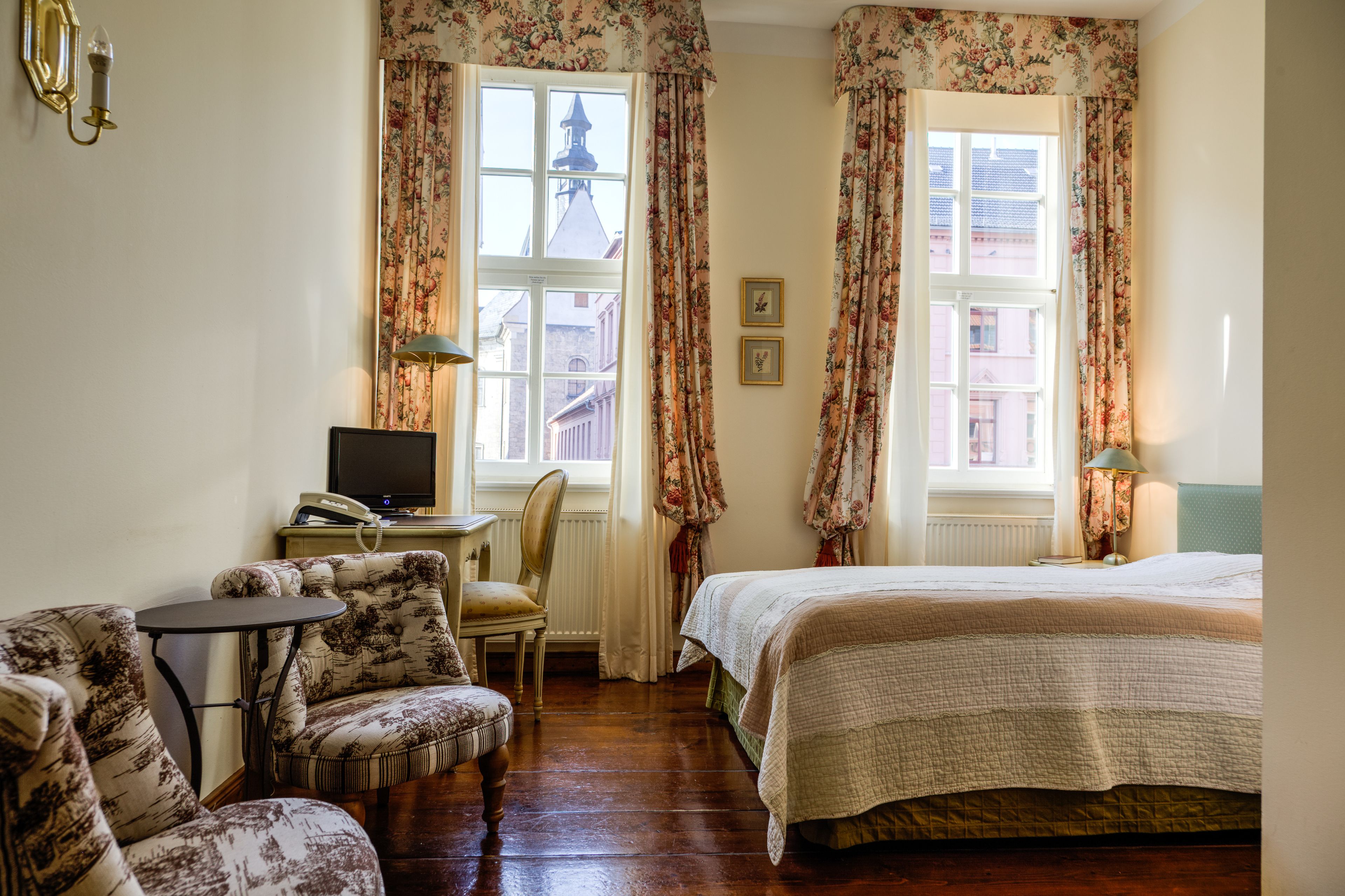 small double room (french bed) | premium bedding, minibar, in-room safe, desk