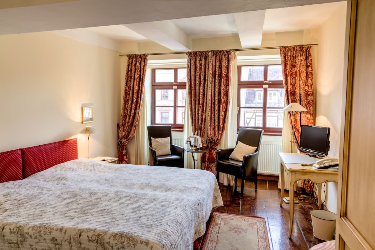 Tweepersoonskamer | Luxe beddengoed, een minibar, een kluis op de kamer, een bureau
