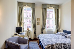 高档床上用品、迷你吧、客房内保险箱、办公桌