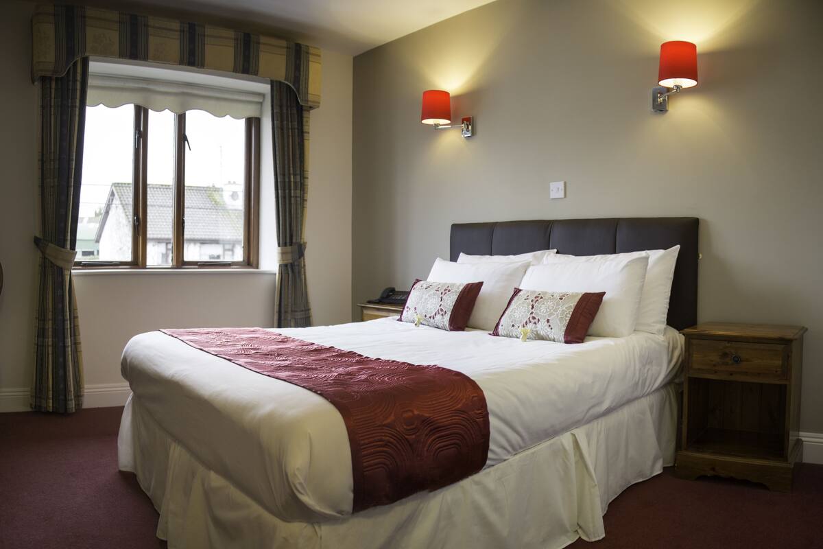 Deluxe Double Room | Desk, blackout drapes, soundproofing, iron/ironing board