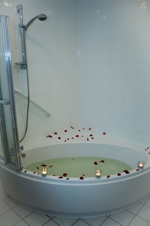 Chambre Double Lune de Miel | Baignoire relaxante profonde