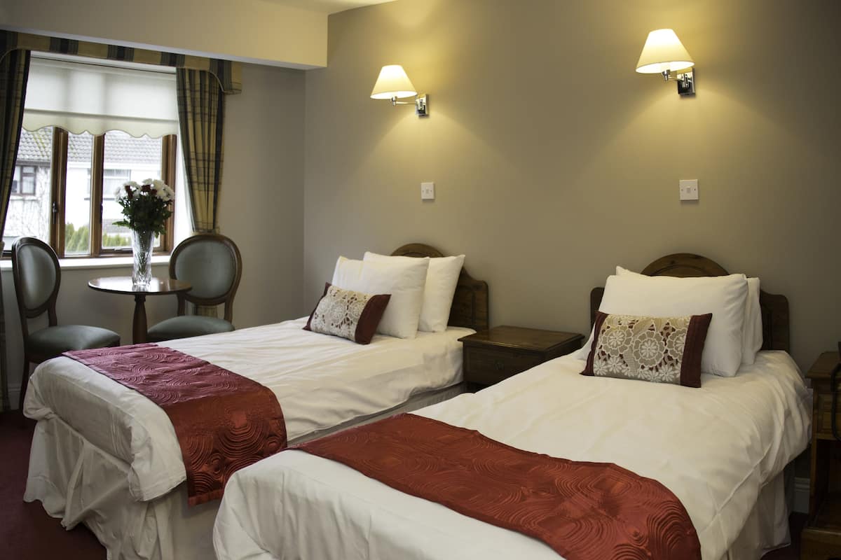 Deluxe Twin Room | Desk, blackout drapes, soundproofing, iron/ironing board