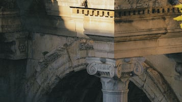 Ein uralter Steingewölbepassage mit aufwendigen Schnitzereien und einer zentralen Säule.