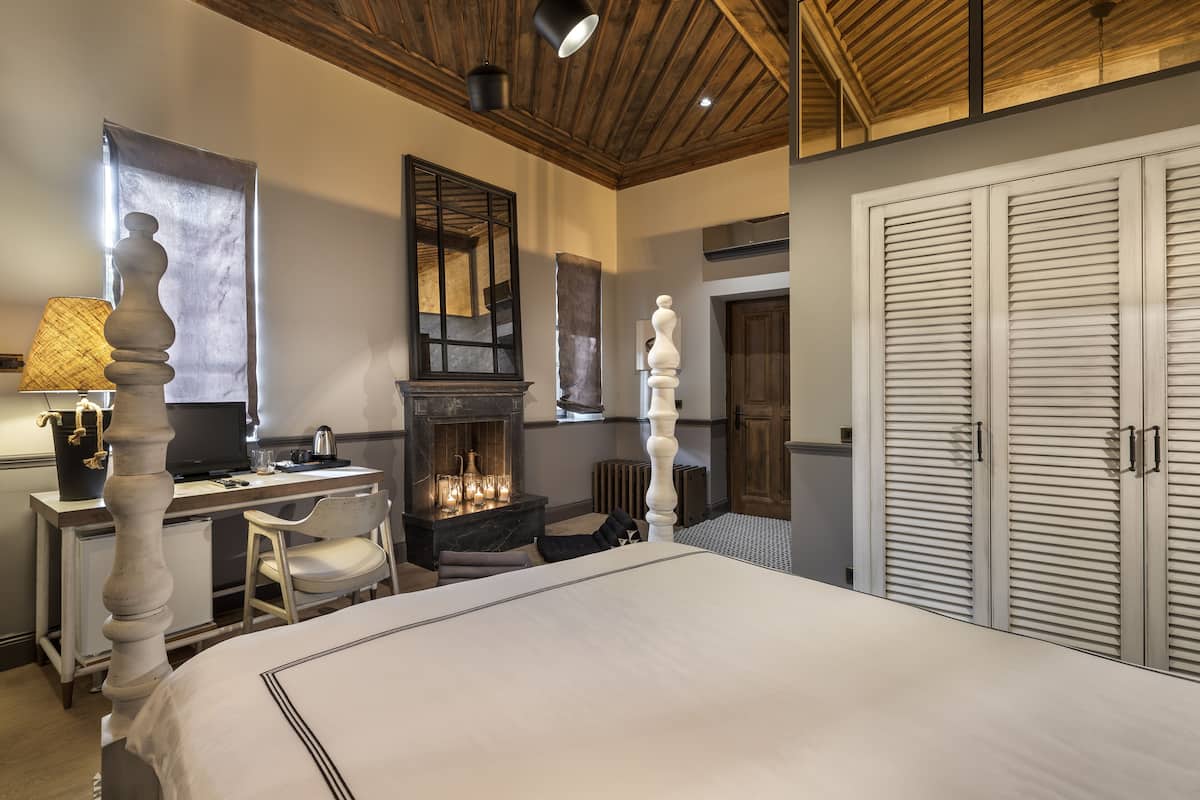 Entrance Floor Design Room | Premium bedding, Tempur-Pedic beds, minibar, in-room safe