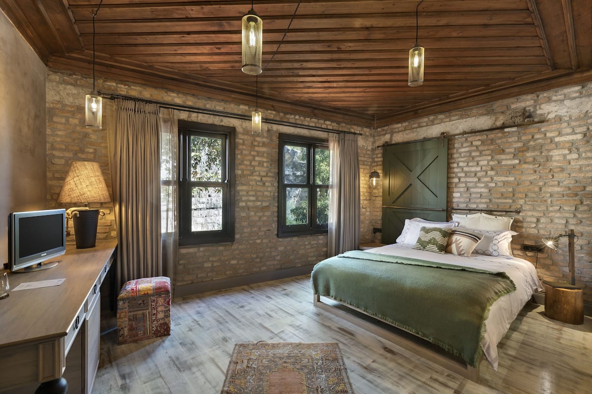 premium bedding, tempur-pedic beds, minibar, in-room safe