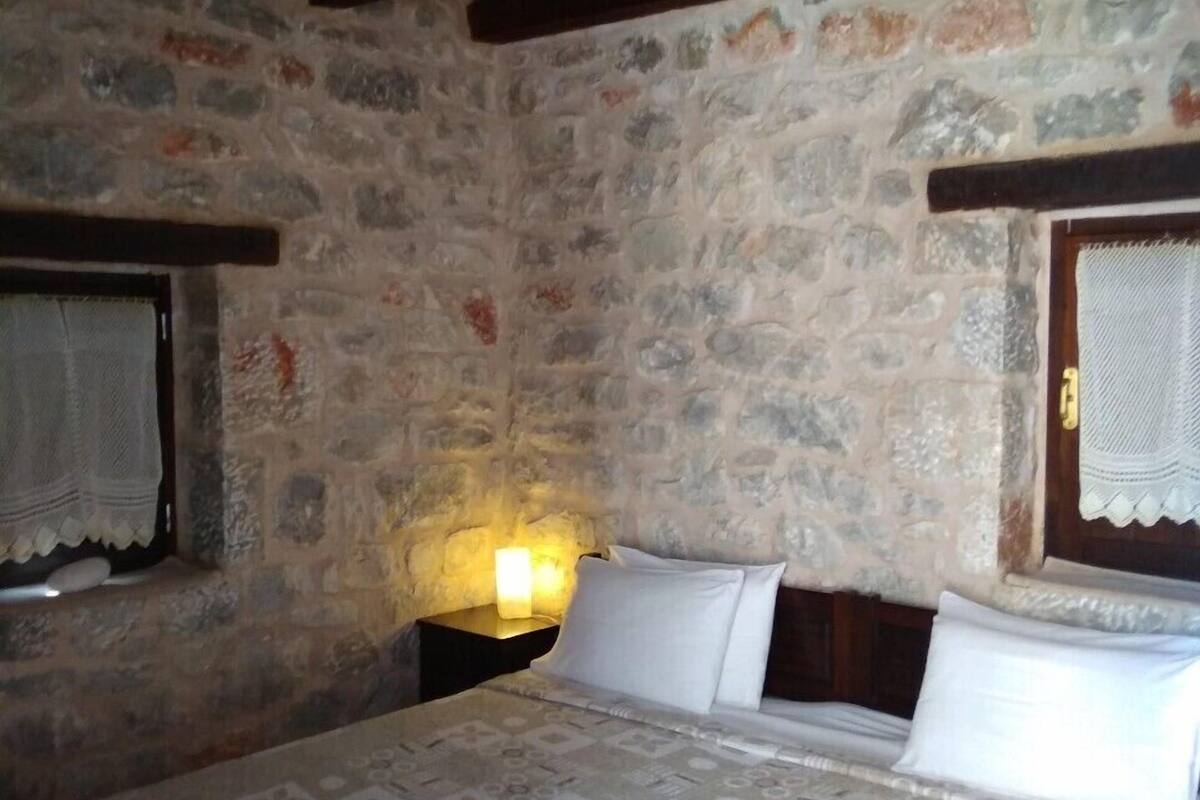 Double Room | Minibar, soundproofing, iron/ironing board (on request), cribs (free)