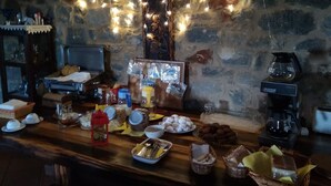 Un buffet de petit-déjeuner proposant une variété d’aliments et une machine à café.