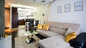 Uma sala de estar moderna com sofá, mesa de centro e área de jantar com cadeiras.