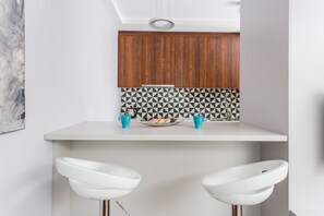 Kjøleskap, kokeplater og kjøkkenutstyr