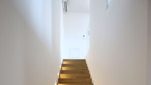 Eine Treppe mit Holzboden und weißen Wänden.