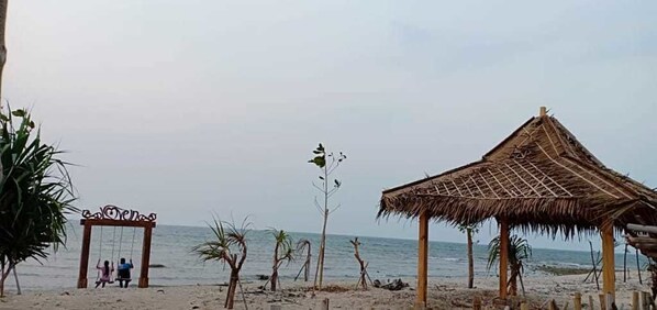 Beach nearby - Love In Hotel and Resort (Jepara)