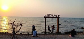 بالقرب من الشاطئ