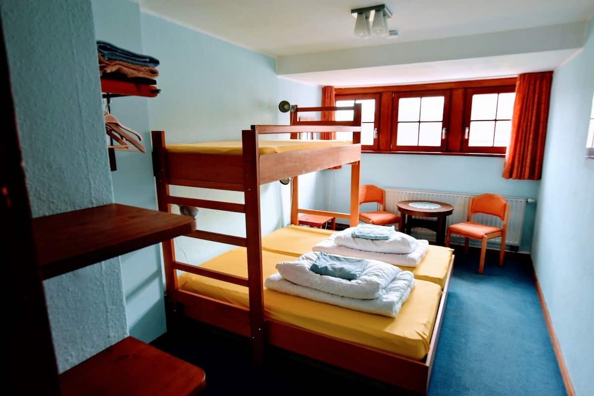 Habitación triple, baño compartido | Cunas (de pago), wifi gratis, ropa de cama