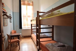 Habitació quàdruple, bany compartit | Bressols, wifi gratuïta i roba de llit
