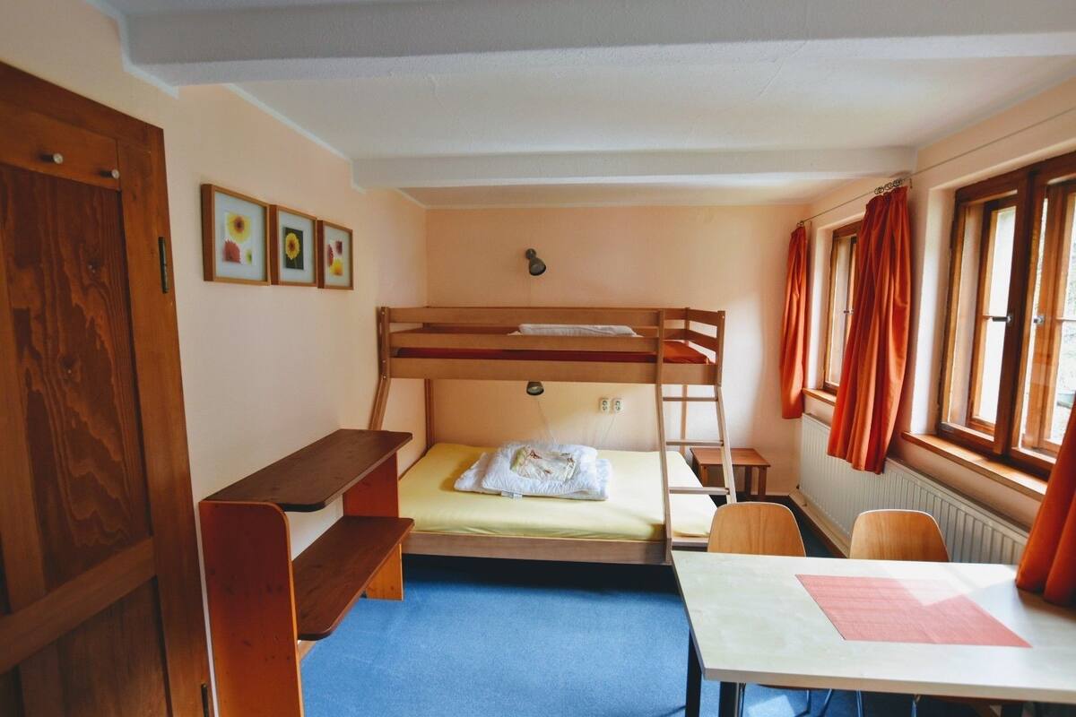 Habitación familiar, baño compartido | Cunas (de pago), wifi gratis, ropa de cama
