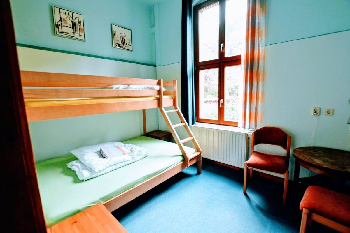 Habitación con 1 cama doble o 2 individuales, baño compartido | Cunas (de pago), wifi gratis, ropa de cama