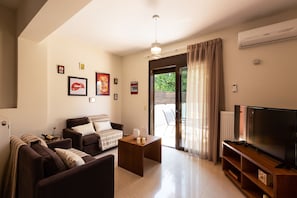 Suite, 2 soverom, privat basseng | Oppholdsrom | Flatskjerm-TV