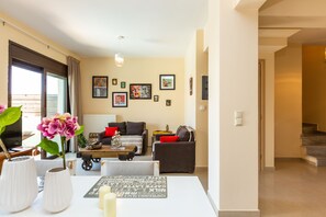 Villa, 3 slaapkamers, privézwembad | Woonruimte | Een flatscreentelevisie
