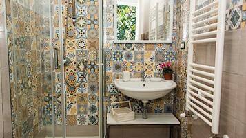 Dusche, kostenlose Toilettenartikel, Haartrockner, Bidet