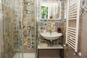 Ducha, artículos de tocador gratuitos, secador de pelo, bidet