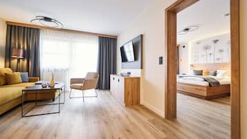 Apartemen Comfort | Seprai antialergi, brankas, ruang kerja ramah laptop, dan kedap suara