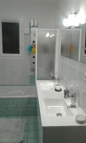 Combined shower/tub, free toiletries, towels