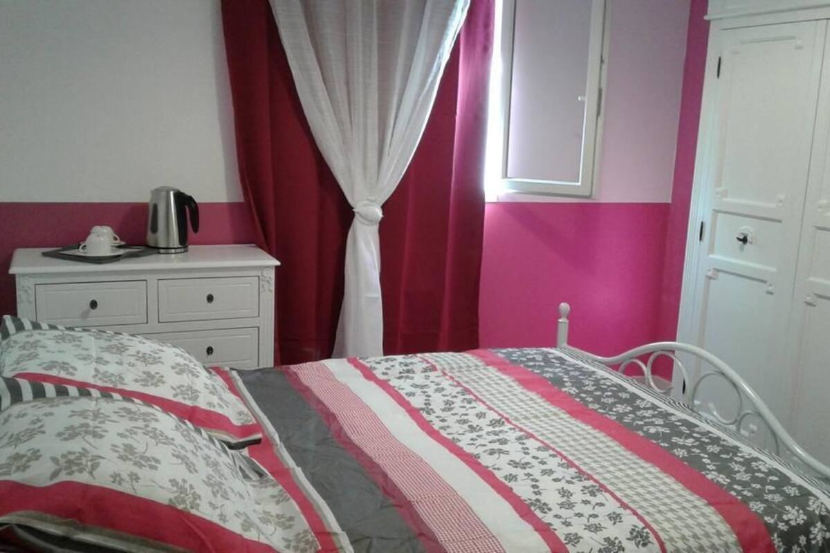 Habitación doble, para no fumadores (Chambre 3) | Decoración personalizada, muebles diferentes y cortinas blackout