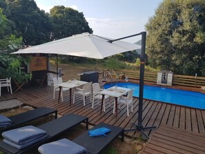 Alberca al aire libre por temporada y sombrillas en la alberca