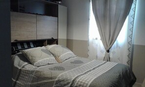 Habitación doble, para no fumadores (Chambre 1) | Decoración personalizada, muebles diferentes y cortinas blackout