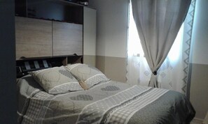 Double Room, Non Smoking (Chambre 1) | Individually decorated, individually furnished, blackout curtains