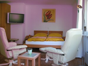 Studio | Individually furnished, cribs/infant beds, rollaway beds, free WiFi - Ferienwohnung Schwahn (Herdwangen Schoenach)