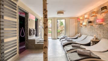 Bastu, bubbelpool, massage med varma stenar och 1 behandlingsrum