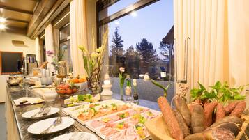 Daily buffet breakfast for a fee