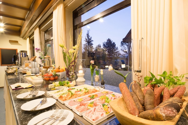Daily buffet breakfast for a fee