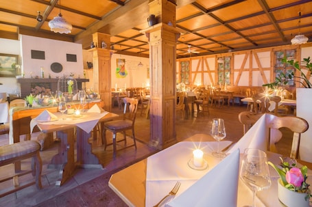 Se sirven almuerzos y cenas; cocina alemana; con vista al jardín