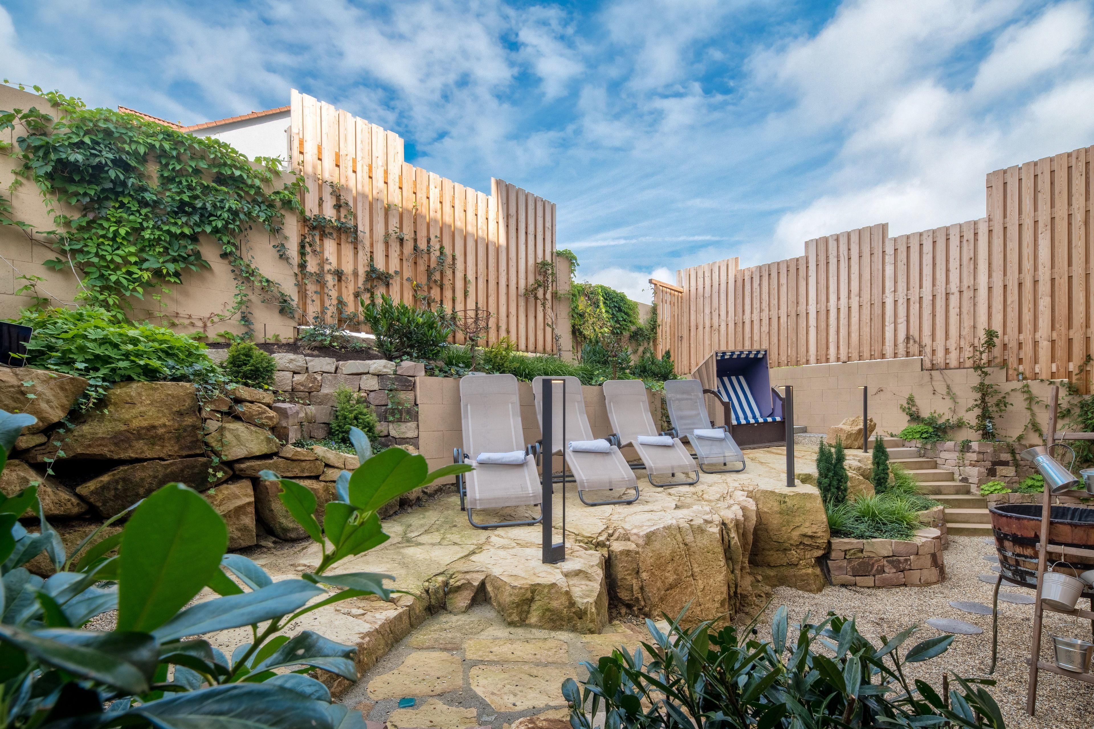 Badstue, boblebad, massasje med varme steiner og 1 behandlingsrom