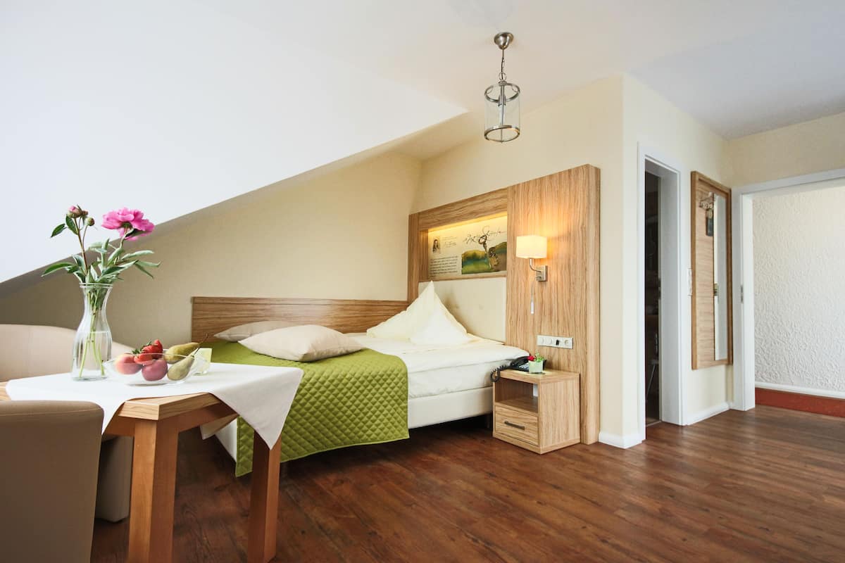 Premium bedding, down comforters, minibar, in-room safe