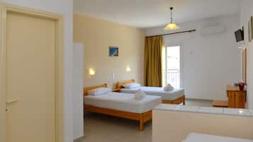 Meja kerja, tirai kedap cahaya, kedap suara, dan seprai linen