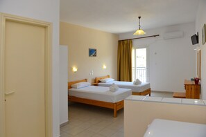Desk, blackout curtains, soundproofing, bed sheets - Despoina (Skiathos)