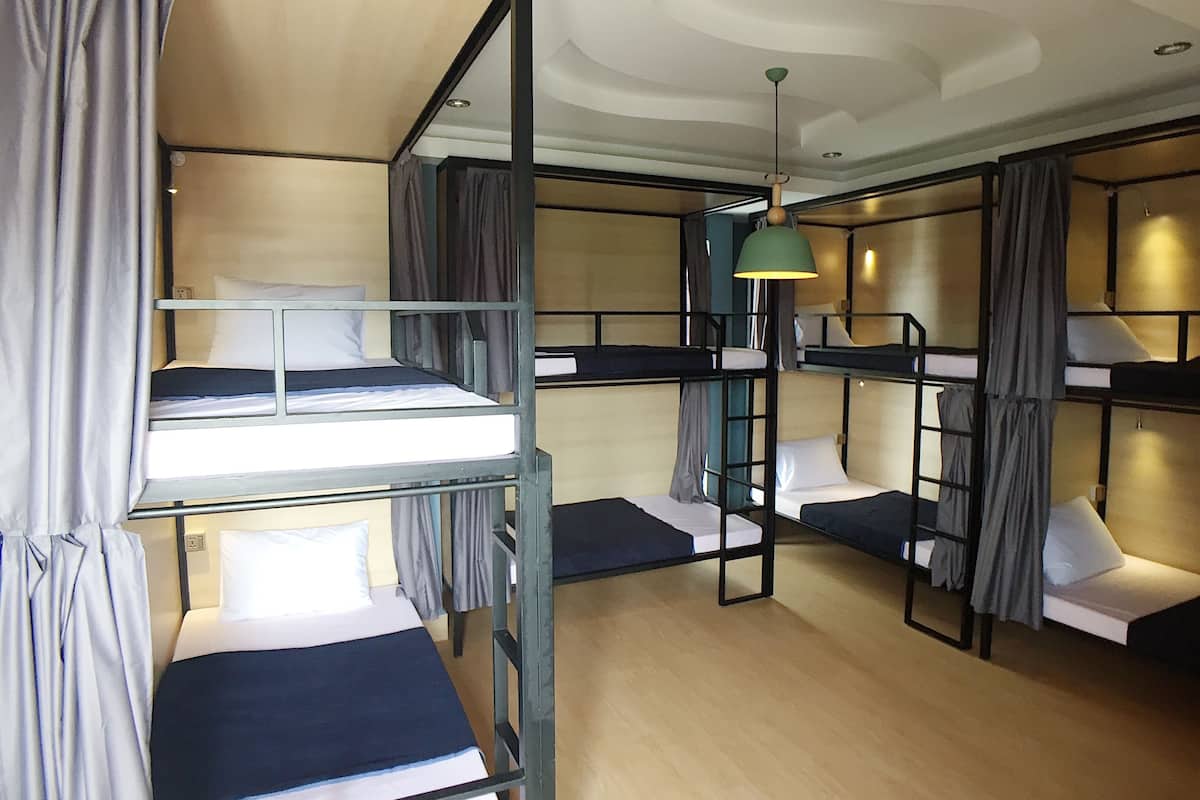 Kedap suara, setrika/meja setrika, Wi-Fi gratis, dan seprai linen