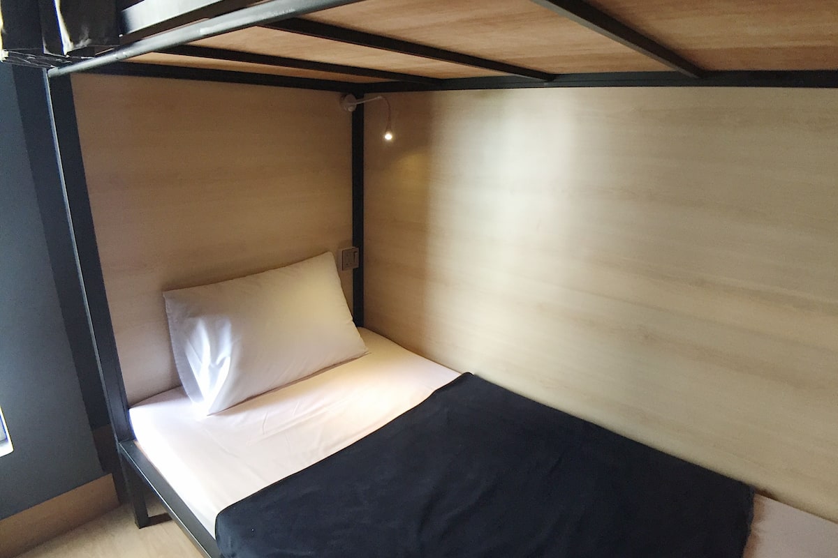 Kedap suara, setrika/meja setrika, Wi-Fi gratis, dan seprai linen