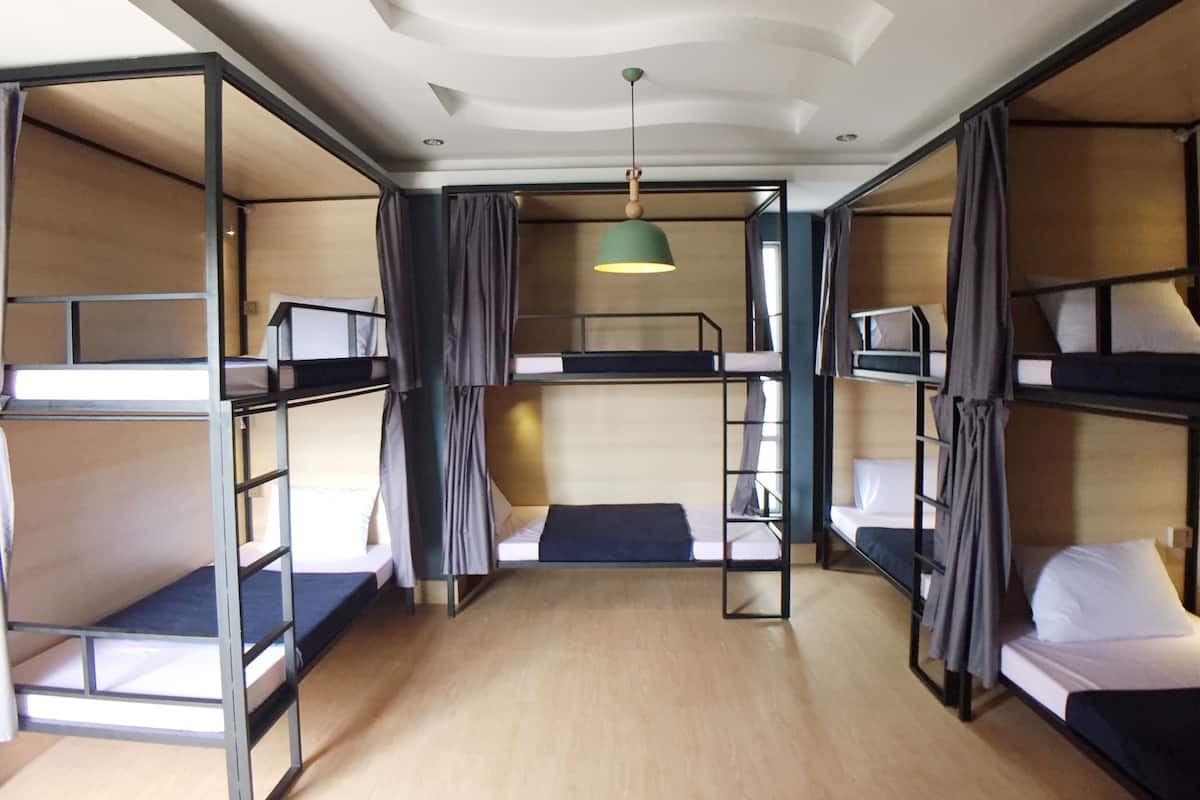 Kedap suara, setrika/meja setrika, Wi-Fi gratis, dan seprai linen