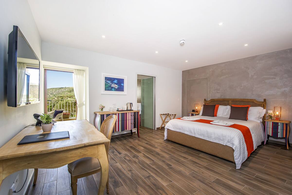 Hypo-allergenic bedding, in-room safe, blackout curtains, soundproofing