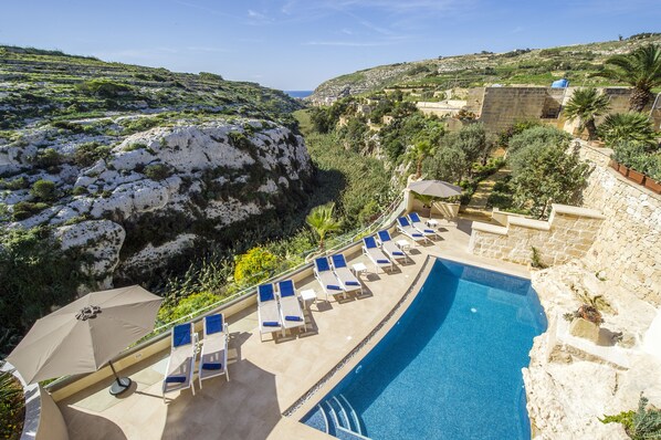 Piscine extérieure, parasols, chaises longues