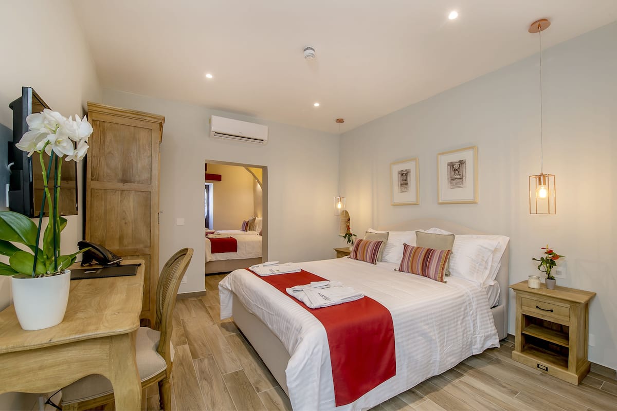 Hypo-allergenic bedding, in-room safe, blackout curtains, soundproofing