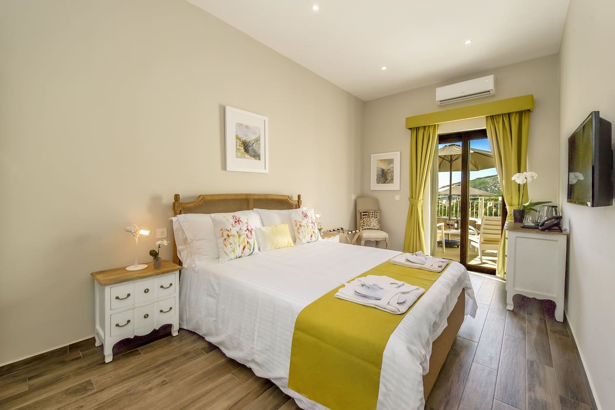 Hypo-allergenic bedding, in-room safe, blackout curtains, soundproofing