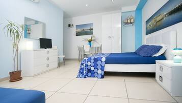 Doppelzimmer | Individuell dekoriert, individuell eingerichtet, Schreibtisch